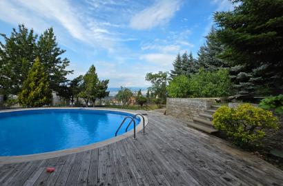 nearly repaired 8-room house for sale